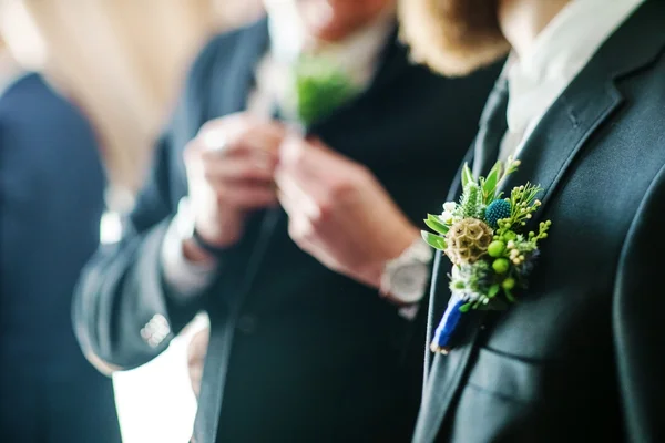 Elegant brudgummen med blommig boutonniere — Stockfoto