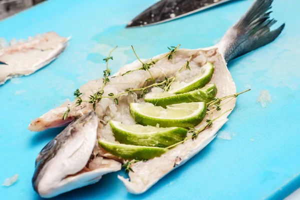 Chef cutting fish — Stock Photo, Image