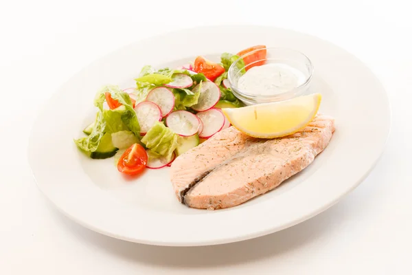 Salmon steak with salad — Stock Photo, Image