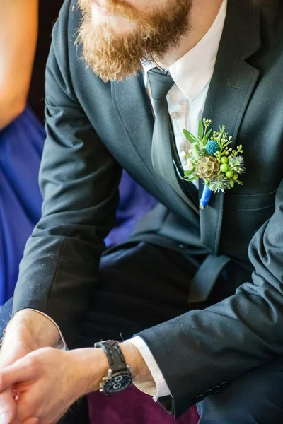 Elegáns vőlegény a virágos boutonniere — Stock Fotó