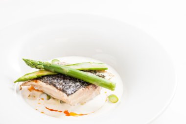 Yeşil kuşkonmaz ile lezzetli beyaz balık