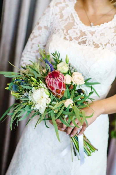 Fidanzata in possesso di bouquet da sposa — Foto Stock