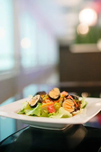 Salade dans le restaurant dans l'assiette — Photo