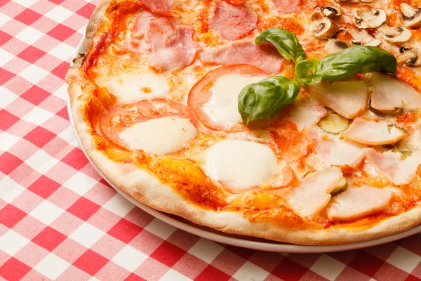 Savoureuse pizza italienne — Photo