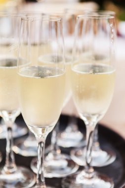 Masada bir kadeh şampanya.