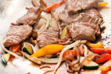 kızarmış et makarna ile