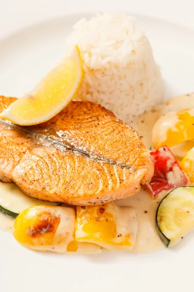 Steak de poisson avec riz et légumes — Photo