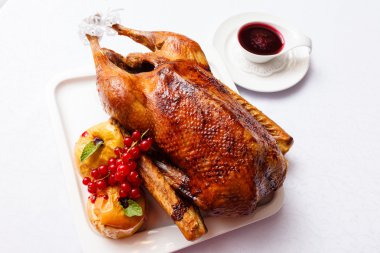 Elma kavrulmuş hindi