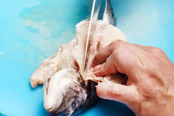 Chef coupant du poisson dans la cuisine — Photo