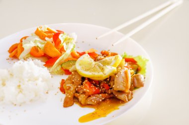 Tavuklu pilav ve sebze