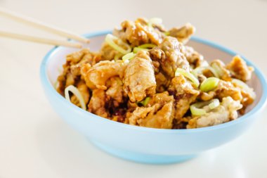 Kızarmış tempura tavuk yemek çubukları ile