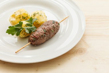 sığır eti kebabı patates ile
