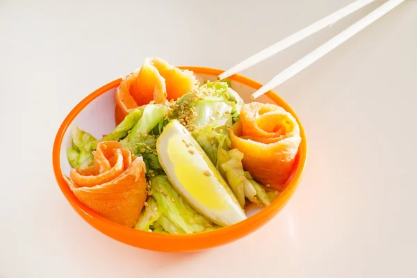 Ensalada de salmón en tazón con palillos — Foto de Stock