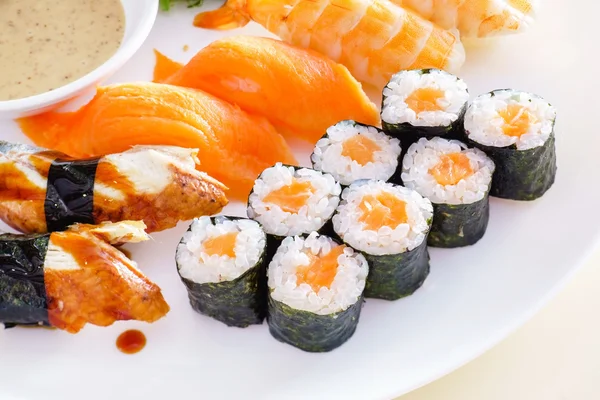 Sushi szett mártással — Stock Fotó