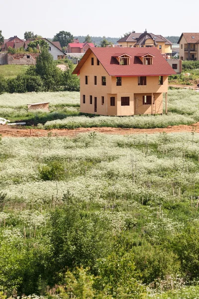 Kırmızı çatı ile bitmemiş ahşap ev