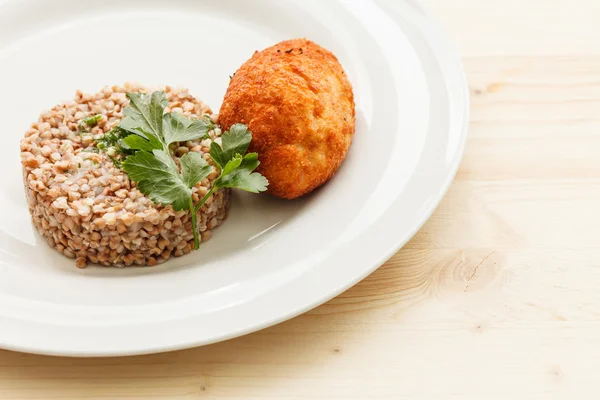 Göğsü plaka üzerinde buğday ile