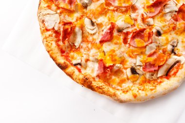 Jambonlu ve mantarlı pizza.