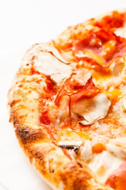 Jambonlu ve mantarlı pizza.