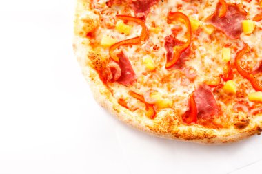 jambon dilimleri ve ananas pizza