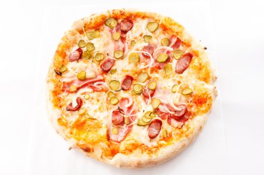 Pizza jambon dilimleri ve salatalık turşusu ile