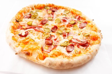Pizza jambon dilimleri ve salatalık turşusu ile