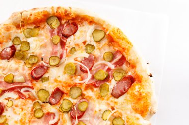 Pizza jambon dilimleri ve salatalık turşusu ile