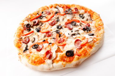 Pizza jambon dilimleri ve mantar ile