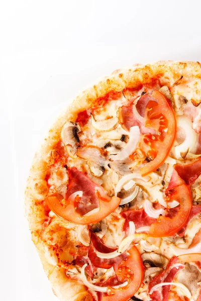Szalonnás pizza és a paradicsom — Stock Fotó