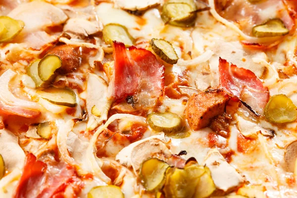 Pizza med bacon och gurka — Stockfoto