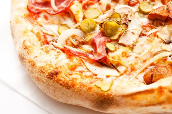 Pizza mit Speck und Gurken — Stockfoto