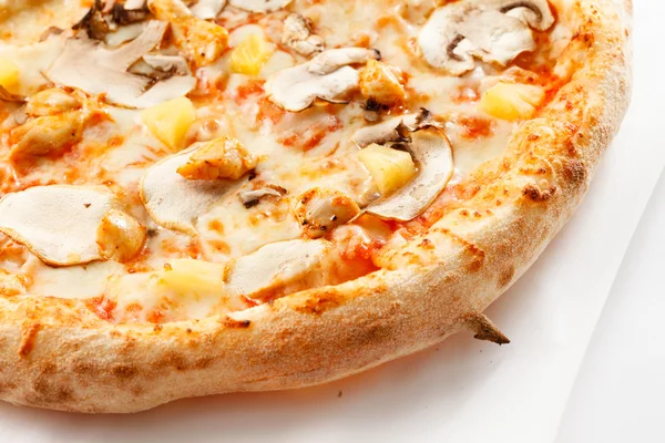 Pizza med skinka och ananas — Stockfoto