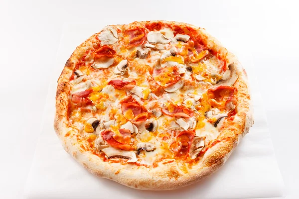 Pizza met ham en champignons — Stockfoto