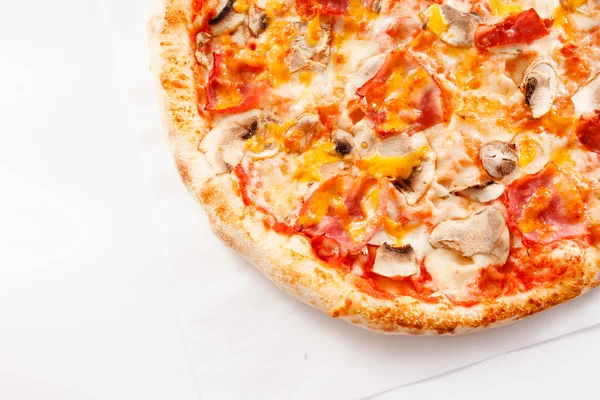 Pizza se šunkou a houbami — Stock fotografie