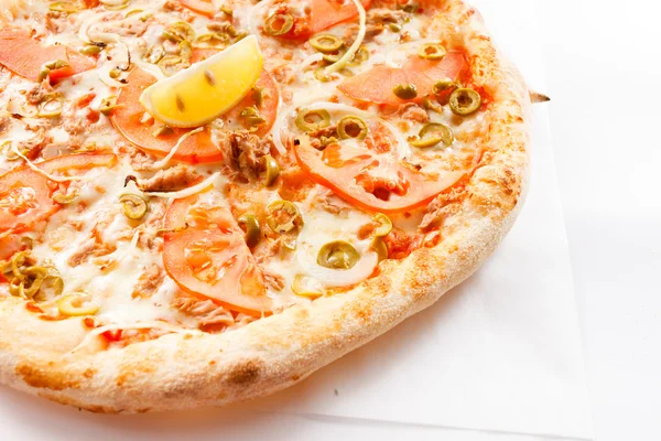 Pizza met tomaten en kaas — Stockfoto