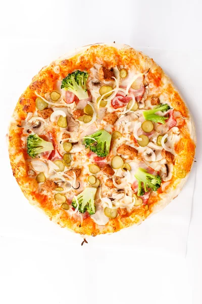 Pizza mit Fleisch und Gemüse — Stockfoto