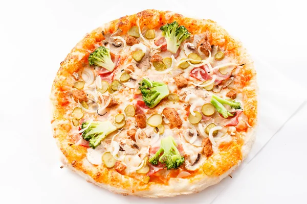 Pizza con jamón y brócoli — Foto de Stock