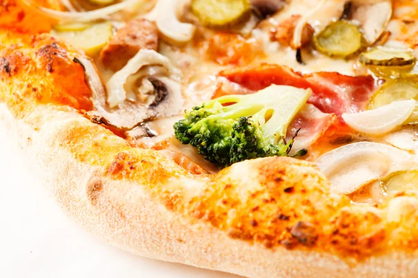 Pizza met gepekelde komkommers en broccoli — Stockfoto