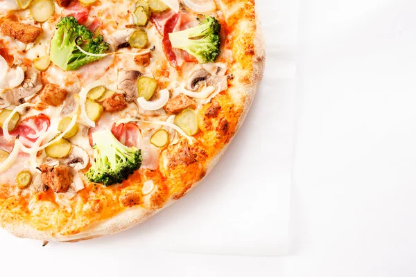 Pizza mit eingelegten Gurken und Brokkoli — Stockfoto