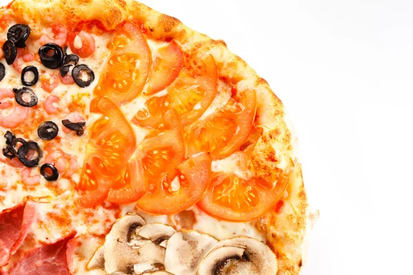 Pizza mit Shrips und Schinken — Stockfoto