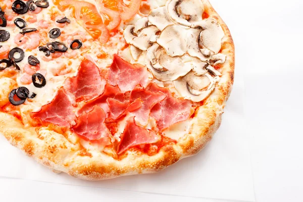 Pizza met shrips en ham — Stockfoto