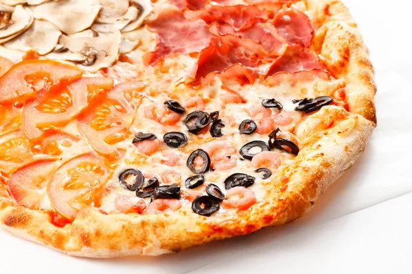 Pizza med shrips och skinka — Stockfoto