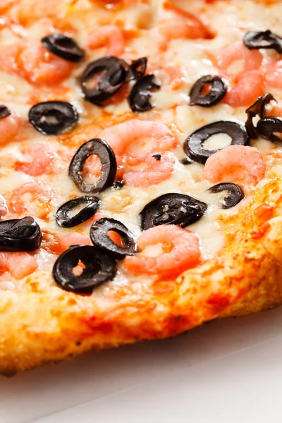 Pizza met garnalen en olijven — Stockfoto
