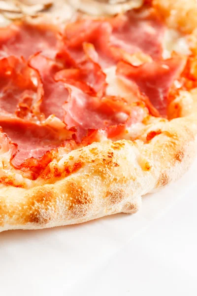 Smakelijke pizza met ham — Stockfoto