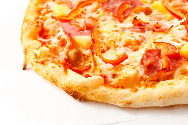 jambon dilimleri ve ananas pizza