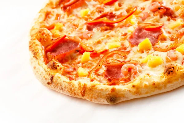 Pizza med skinka segment och ananas — Stockfoto