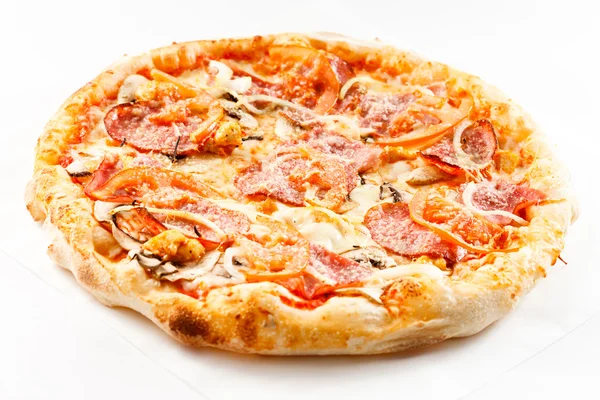 Pizza mit Fleisch und Käse — Stockfoto