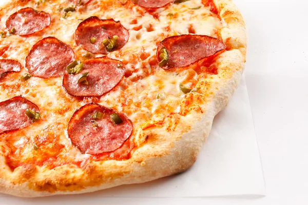 Смачна піца з пепероні — стокове фото