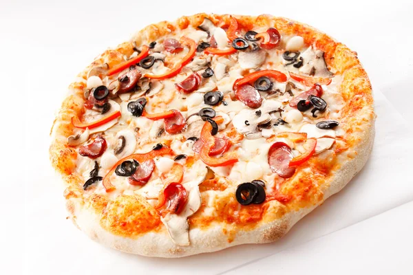 Pizza met plakjes ham en champignons — Stockfoto