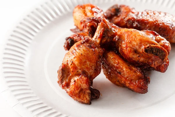 Pollo frito en plato de papel —  Fotos de Stock