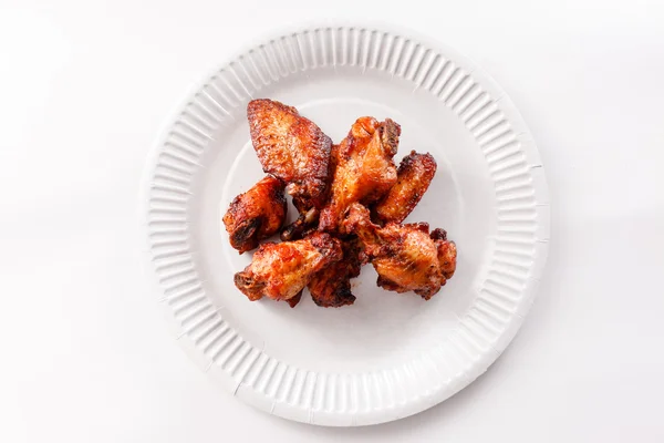 Pollo frito en plato de papel — Foto de Stock